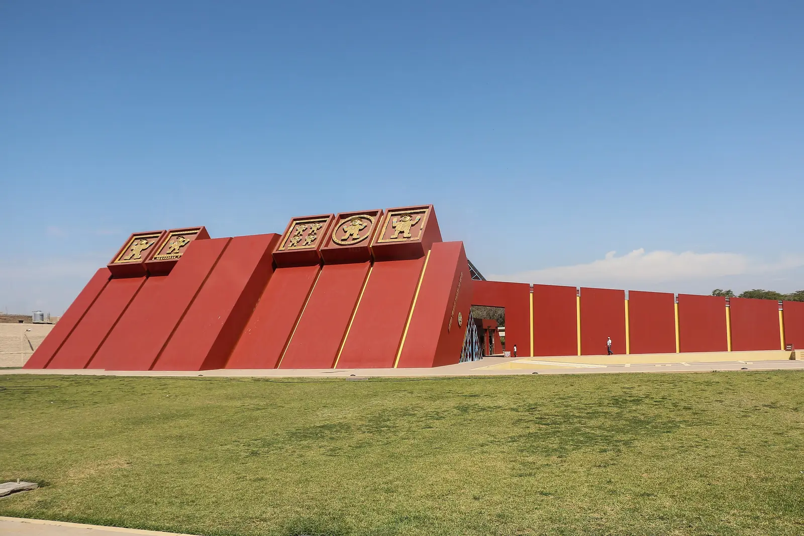 El museo Tumbas Reales de Sipán, con forma de pirámide trunca