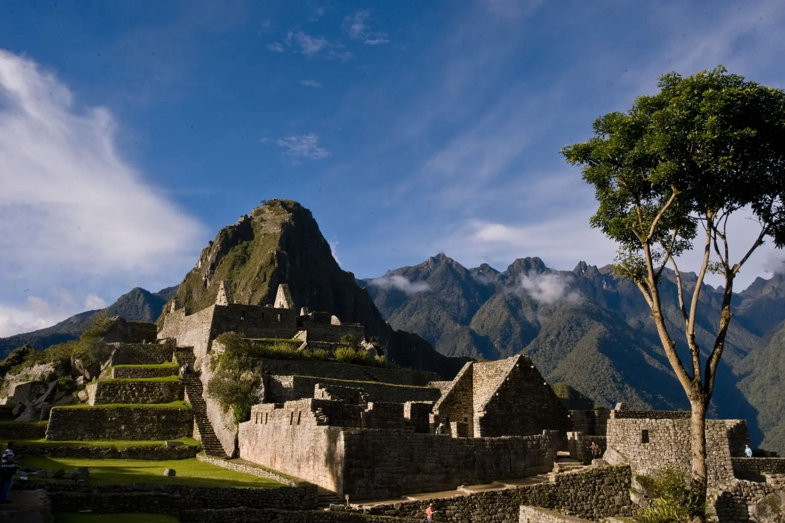 La ciudadela inca de Machu Picchu entre las montañas