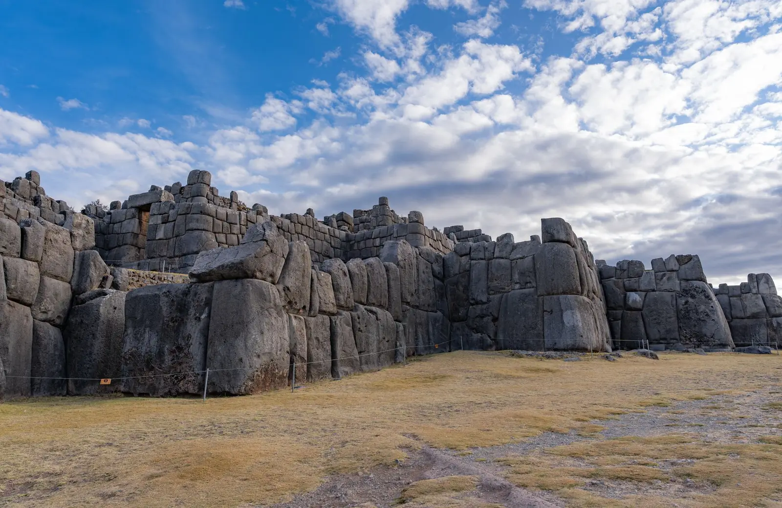 Los muros megalíticos de Sacsayhuamán sobre el Cusco