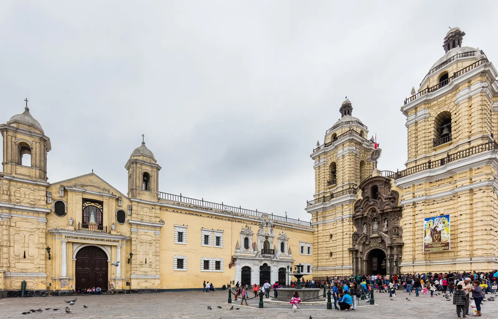 La fachada amarilla de la Basílica de San Francisco de Lima