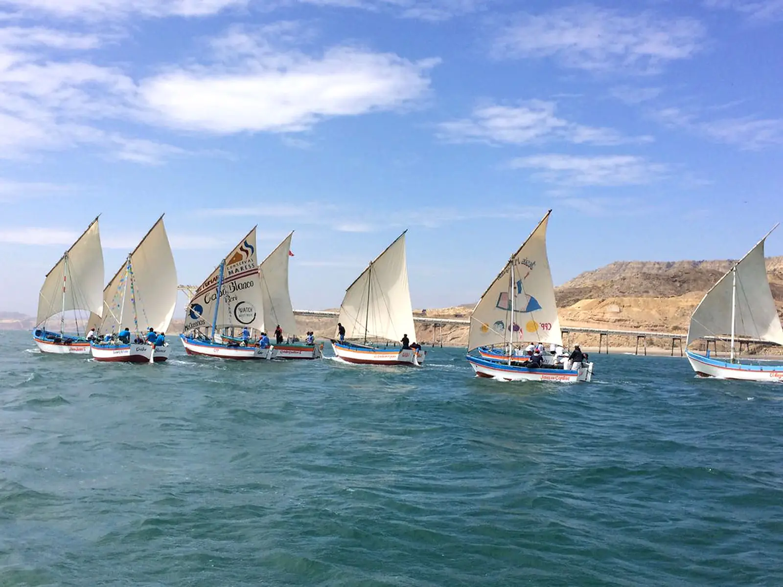 Veleros tradicionales de madera navegando frente a Cabo Blanco