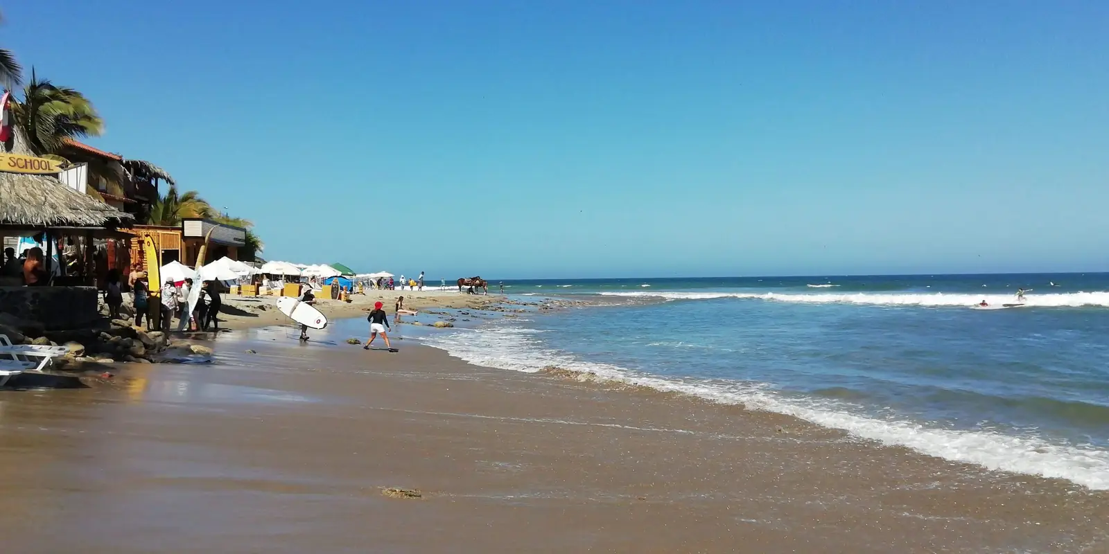 La playa de Máncora y sus olas en la costa norte