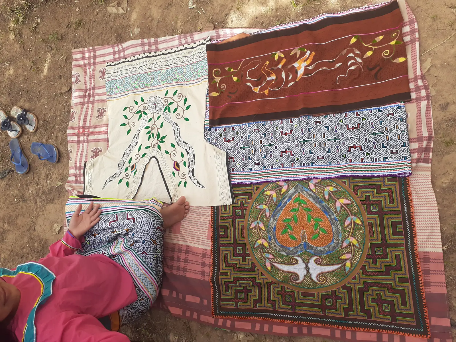 Textiles shipibo-conibo bordados con diseños kené